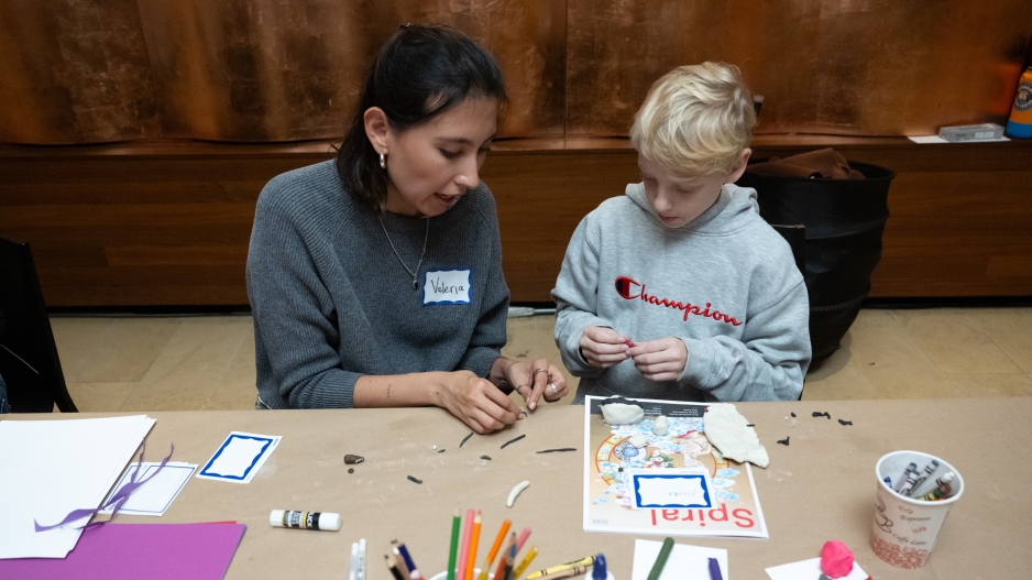 An art therapy student works with a child at the Rubin Museum.