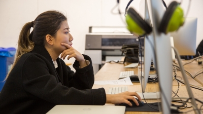 Student in front of computer. 