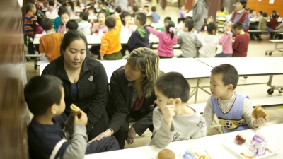 kids eating lunch