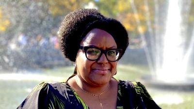 Headshot of Erika in front of fountain