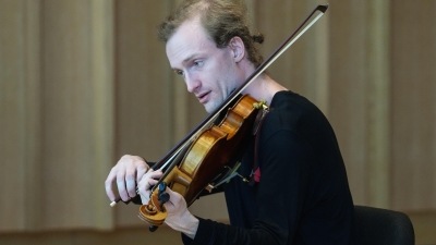 Violinist Matthew Ryan performing in Paulson Center