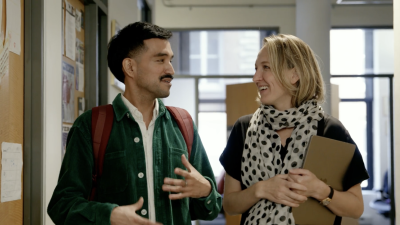INTE Master's Student Eduardo having a conversation with Professor Heddy Lahmann