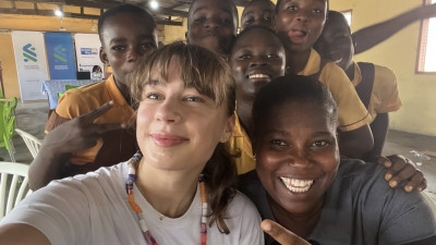 Selfie Photo of Emma Kate with Ghanaian school children