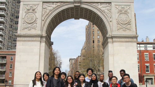 First year leadership program students in front of the washington square arch