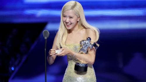 Rose giving her acceptance speech, holding an MTV VMA award