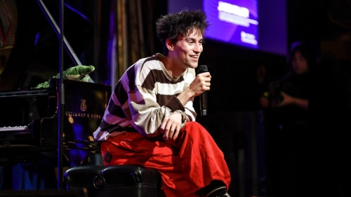 Jacob Collier holding mic and speaking to audience