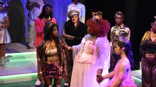 The Glinda actress places her hand on the shoulder of the Dorothy actress