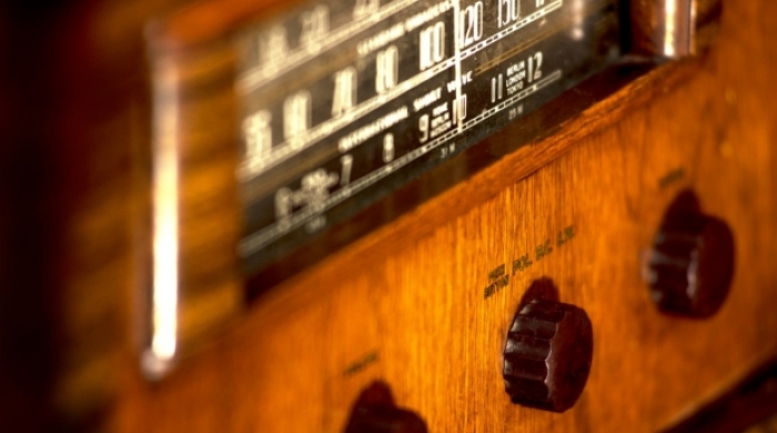 An old fashioned radio, highlighted are stations and dial