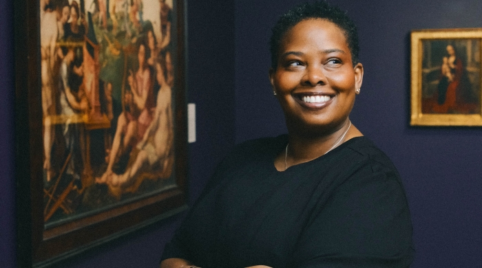 Anne Collins Smith headshot in a gallery