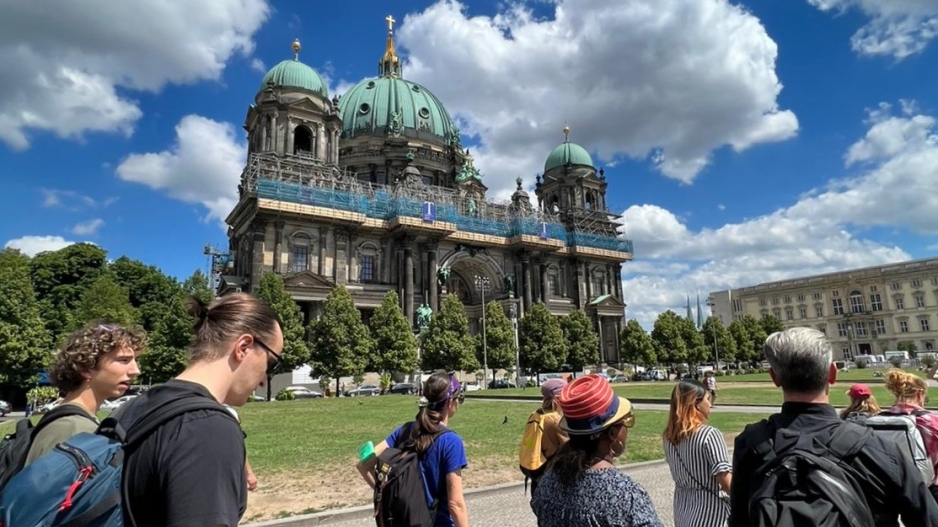 A group of participants walking in front of the Berlin Cathedral.