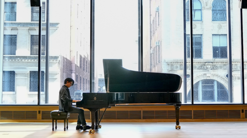 solo pianist at piano in paulson center