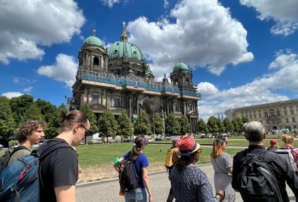 A group of participants walking in front of the Berlin Cathedral.