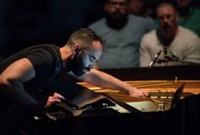 Pianist adam tendler at the piano