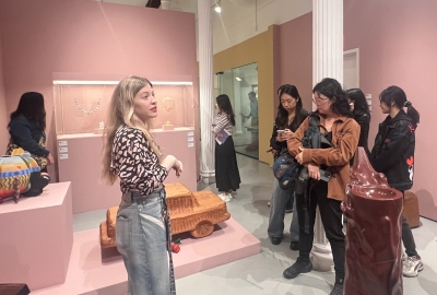VAA alum Kellie Riggs ('20) speaks with students in an exhibition space.